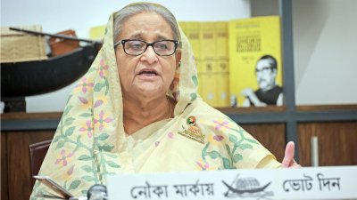 তেজগাঁওয়ে ঢাকা জেলা আওয়ামী লীগ ভবনে বক্তব্য রাখছেন শেখ হাসিনা। ছবি: ফোকাস বাংলা