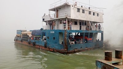ছয় ঘণ্টা পর চলছে ফেরি