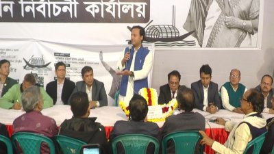 নগরীর কেসিদে রোডের প্রধান নির্বাচনি কার্যালয়ে পেশাজীবী পরিষদের সঙ্গে মতবিনিময় করেছেন শিক্ষা উপমন্ত্রী মহিবুল হাসান চৌধুরী নওফেল