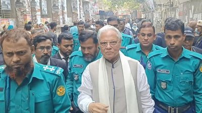পুলিশ পাহারায় সাবেক স্বরাষ্ট্রমন্ত্রী আলতাফ হোসেন
