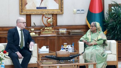 প্রধানমন্ত্রী শেখ হাসিনার সঙ্গে সাক্ষাৎ করেন অস্ট্রেলিয়ার বিদায়ী হাইকমিশনার জেরেমি বুয়ার (ছবি: ফোকাস বাংলা)