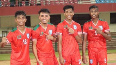 গত বছর সাফ অনূর্ধ্ব-২০ ফুটবলে শ্রীলঙ্কার বিপক্ষে গোলের পর মিরাজুল ও ইমরান (সবার ডানে)