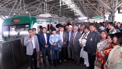 ঢাবির শিক্ষক-শিক্ষার্থীদের মেট্রোরেল ভ্রমণ