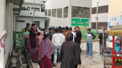 হাসপাতালে দুর্ঘটনার শিকার ব্যক্তিদের স্বজনরা