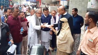 লিফলেট বিতরণ করছেন নজরুল ইসলাম খান