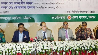 চট্টগ্রামে প্রার্থী ও আইনশৃঙ্খলা রক্ষাকারী বাহিনীর কর্মকর্তাদের সঙ্গে মতবিনিময় শেষে সাংবাদিকদের ব্রিফ করছেন প্রধান নির্বাচন কমিশনার