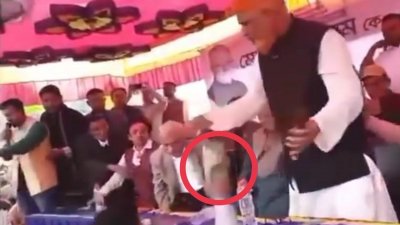 নৌকা প্রতীকের প্রার্থী মোরশেদ আলমের নির্বাচনি পথসভায় তার ওপর জুতা নিক্ষেপ করেছেন আলাউদ্দিন নামের এক যুবক