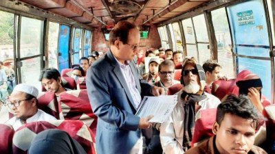 বাসে ঘুরে ঘুরে লিফলেট বিতরণ করেন পেশাজীবী পরিষদের নেতারা