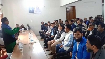 বক্তব্য দিচ্ছেন শাজাহান খানের ছোট ভাই ওবায়দুর রহমান খান