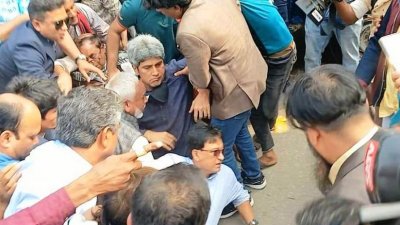 মিছিল শুরু করতে গেলে পুলিশ বাধা দেয় বলে অভিযোগ গণতন্ত্র মঞ্চের নেতাদের