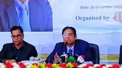 সেন্টার ফর পলিসি ডায়ালগের (সিপিডি) বিশেষ ফেলো ড. মোস্তাফিজুর রহমান (ডানে)