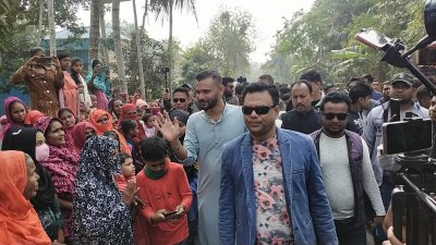 শাহাবাদ ইউনিয়নের ধোন্দা এলাকায় পথসভায় ভোটারদের উদ্দেশে বক্তব্য রেখেছেন মাশরাফি বিন মর্তুজা