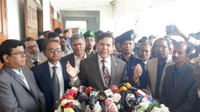 মতবিনিময় সভা শেষে সাংবাদিকদের সঙ্গে কথা বলে ইসি আহসান হাবিব