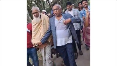 নির্বাচনি প্রচারে টাকা বিতরণের ভিডিও থেকে নেওয়া ছবি