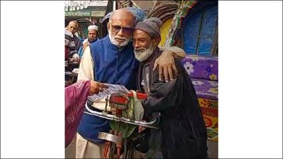 নির্বাচনি গণসংযোগে একজনকে জড়িয়ে ধরলেন শ ম রেজাউল করিম