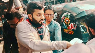 লিফরেট বিতরণ করছেন ইশরাক হোসেন
