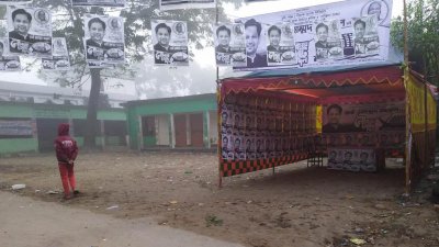 স্কুলমাঠে নির্বাচনি অফিস