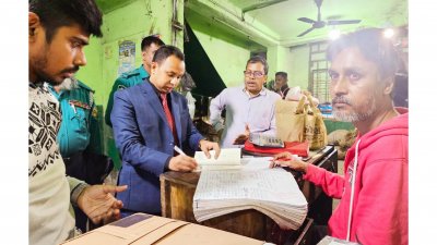 চট্টগ্রামের রিয়াজুদ্দিন বাজার আলুর আড়তে অভিযান