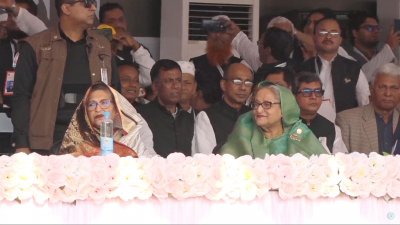 বরিশালের জনসভা মঞ্চে বোন শেখ রেহানার পাশে শেখ হাসিনা