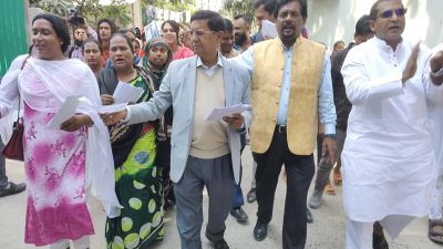 দুপুরে রূপগঞ্জের রূপসী এলাকায় গণসংযোগ করেছেন বস্ত্র ও পাটমন্ত্রী গোলাম দস্তগীর গাজী