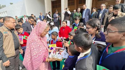 শিশুদের চকলেট দিয়ে শুভেচ্ছা জানাচ্ছেন প্রধানমন্ত্রী শেখ হাসিনা (শেখ হাসিনা)