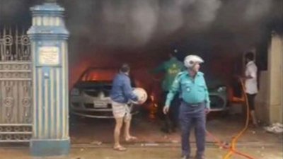 বাসার গ্যারেজে থাকা তিনটি গাড়িতে আগুন দেয় এলাকাবাসী