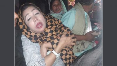 হুইপ সামশুল হক চৌধুরীর বোন রেখা চৌধুরীকে মারধর