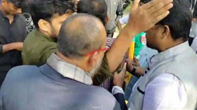 শেখ ফায়িজ উল্যাহ শিপনকে প্রকাশ্যে চড় মেরে পালিয়ে যান যুবক
