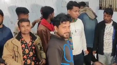 আহতদের হাসপাতালে চিকিৎসা দেওয়া হচ্ছে