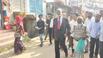 গণসংযোগকালে অ্যাডভোকেট তৈমুর আলম খন্দকার