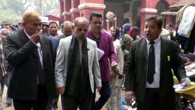 আদালত প্রাঙ্গণে গণসংযোগে জিএম কাদের