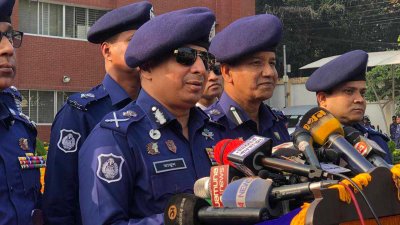 মঙ্গলবার যশোরে খুলনা বিভাগীয় আইনশৃঙ্খলা রক্ষাকারী বাহিনীর সঙ্গে সভা শেষে সাংবাদিকদের ব্রিফিং করেন আইজিপি চৌধুরী আব্দুল্লাহ আল-মামুন