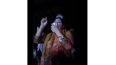 স্বামীর জন্য ভোট চাইছেন মাসুমা আক্তার