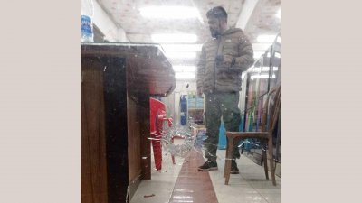গুলিতে ভেঙে যায় ফার্নিচার দোকানের গ্লাস