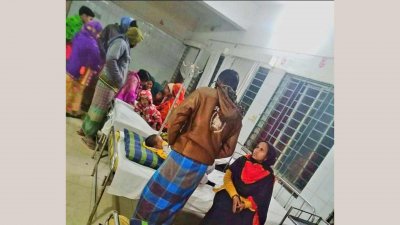 পলাশবাড়ী উপজেলা স্বাস্থ্য কমপ্লেক্সে শিশুদের চিকিৎসা দেওয়া হচ্ছে