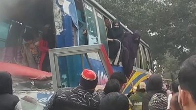বাস থেকে লাফিয়ে নামছেন শিক্ষার্থীরা