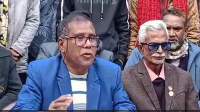 সংবাদ সম্মেলন করে নির্বাচন থেকে সরে দাঁড়ানোর ঘোষণা দেন আতাউর রহমান সরকার