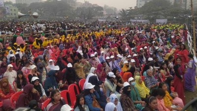 নেতাকর্মীরা দলে দলে সমাবেশস্থলে এসে জমায়েত হন