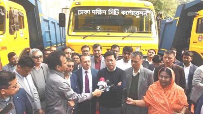 সাংবাদিকদের সঙ্গে কথা বলছেন মেয়র শেখ ফজলে নূর তাপস