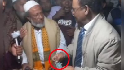 প্রকাশ্যে টাকা বিতরণ করছেন লক্ষ্মীপুর-১ (রামগঞ্জ) আসনের নৌকার প্রার্থী মো. আনোয়ার হোসেন খান