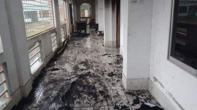 ভোটকেন্দ্রে আগুন
