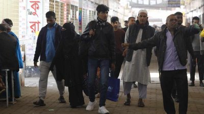 বাস টার্মিনালে ঘরমুখী মানুষের ভিড়