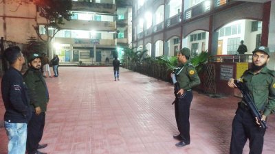 ভোটকেন্দ্র পাহারায় আনসার সদস্যরা