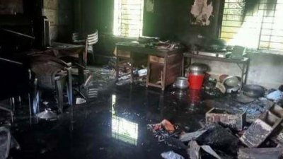 ভোটকেন্দ্রে আগুন দিয়েছেন পিয়ন
