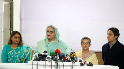 সাংবাদিকদের সঙ্গে কথা বলছেন প্রধানমন্ত্রী শেখ হাসিনা