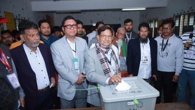 ভোট দিলেন গোলাম দস্তগীর গাজী
