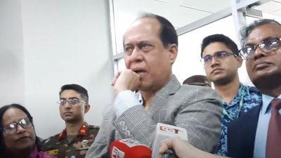 কথা বলছেন প্রধান নির্বাচন কমিশনার কাজী হাবিবুল আউয়াল