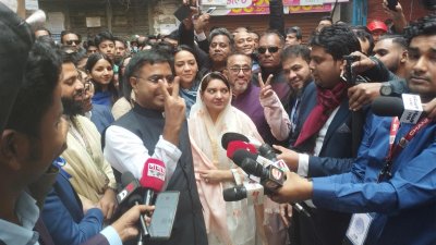 ভোট দেওয়ার পর বিজয় চিহ্ন দেখান সাঈদ খোকন