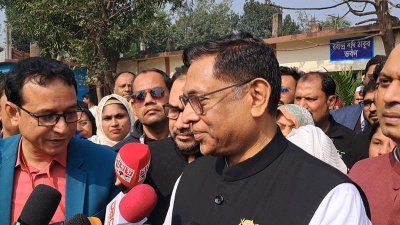 ভোট দেওয়ার পর কথা বলছেন  প্রতিমন্ত্রী নসরুল হামিদ বিপু