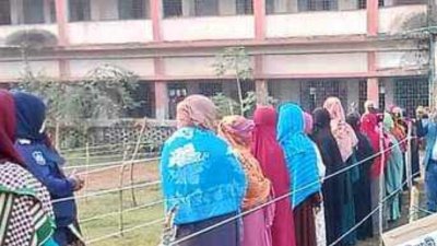 শীতের সকালে কেন্দ্রে ভোটাররা
